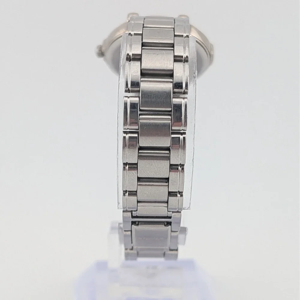 Vintage 1990s Seiko V701-2F50 Slim Gray Textured Dial SS 25mm Watch Runs 6.25